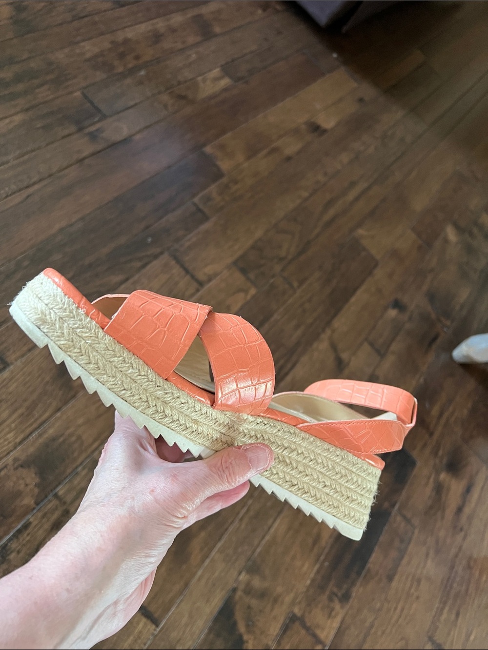 Liz Claiborne Coral Textured Cross-Strap Espadrille Sandals. cls 1 - Picture 4 of 4
